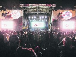 Escenario que convocó a rockeros de todas las edades anoche en Zapopan.  /
