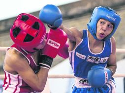 Carlos Ramírez (de azul) se coronó en la categoría Junior, con límite en las 50 libras.  /