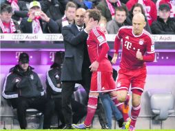 El técnico del Bayern Munich, Pep Guardiola, felicita al alemán Mario Götze al ser sustituido por el holandés Arjen Robben. AFP /