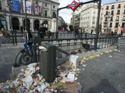 Todo tipo de desechos se amontonan sobre las aceras. AFP /