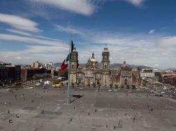 La plancha del Zócalo capitalino cuándo se encuentra desocupada ofrece una hermosa vista para los paseantes. ARCHIVO /