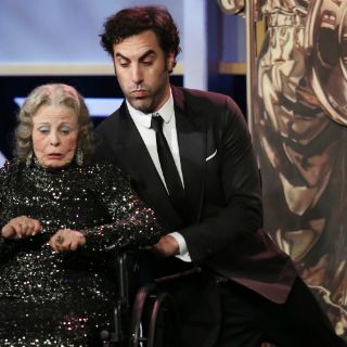 Sacha Baron Cohen le pone pimienta a los Premios Brittania
