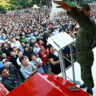 Miles de muchachos se reúnen por una bola negra