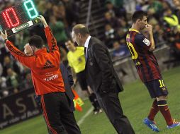 Lio Messi tuvo que salir del terreno y fue relevado por Iniesta. AP /