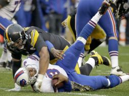 La defensa de Pittsburgh estuvo presionando constantemente a E.J. Manuel. AP /