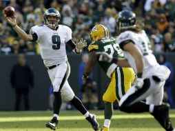 Nick Foles (9) tuvo otra actuación destacada comandando a las Águilas. AP /