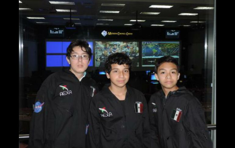 En su viaje, los chicos visitaron las instalaciones del la NASA. Tomada de: @jetmarsrobotix en Twitter. ESPECIAL /
