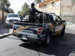 Elementos de la Policía Municipal hacen recorridos de vigilancia en lugares públicos para evitar incidentes. ARCHIVO /