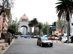 El retiro de algunas carpas de la coordinadora permite el flujo vehícular en la Plaza de la República. NTX /