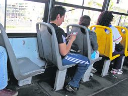 EN EL INTERIOR. Un pasajero con teléfono, aparato que destaca entre las pertenencias que los ciudadanos más defienden.  /