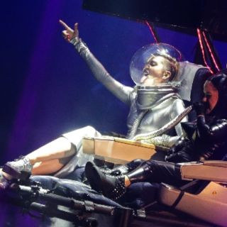 Otra de Miley Cyrus: ahora fuma mariguana en el escenario