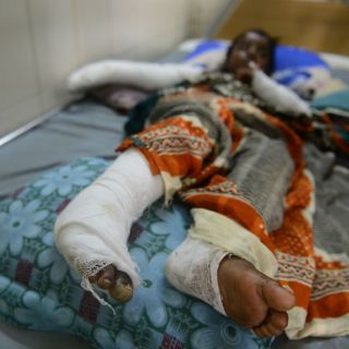 Violencia cierra alrededor de 100 fábricas de ropa en Bangladesh
