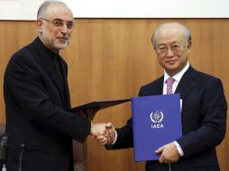 El presidente de la Organización de Energía Atómica de Irán, Alí Akbar Salehi (I) y Yukiya Amano, titular de la OIEA firmaron el pacto. ARCHIVO /
