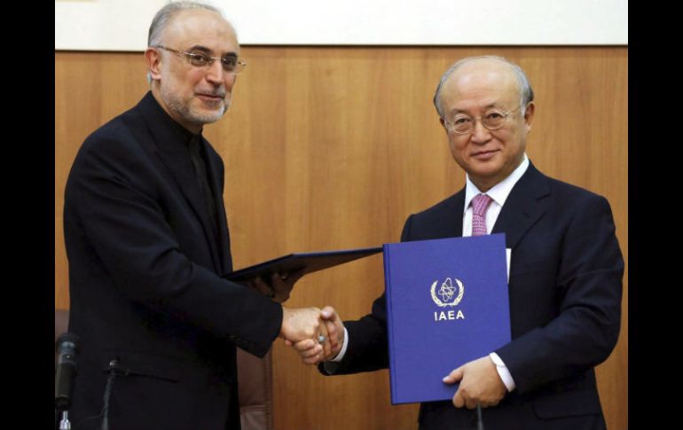 El presidente de la Organización de Energía Atómica de Irán, Alí Akbar Salehi (I) y Yukiya Amano, titular de la OIEA firmaron el pacto. ARCHIVO /