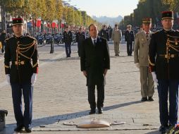 El presidente francés, François Hollande (c), durante la ceremonia de conmemoración del armisticio de la I Guerra Mundial. AP /