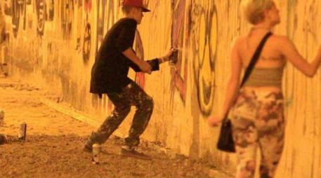 Justin Bieber fue sorprendido cuando pintaba grafitis en el muro de un hotel abandonado en Río de Janeiro. ESPECIAL /