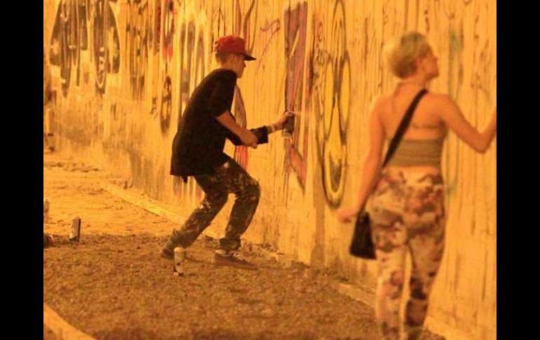 Justin Bieber fue sorprendido cuando pintaba grafitis en el muro de un hotel abandonado en Río de Janeiro. ESPECIAL /