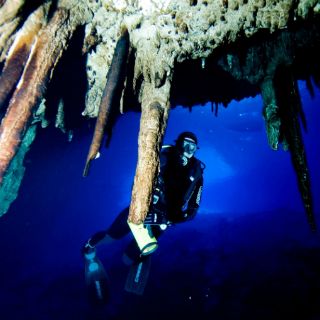 Descubren enorme cueva submarina