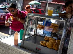 Malos hábitos alimenticios, entre los que se cuenta el consumo de mucho refresco y frituras, de fácil acceso en la ciudad. ARCHIVO /
