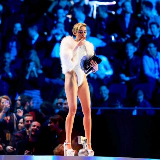 Censuran a Cyrus y su cigarro de mariguana en EU