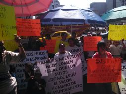 Los comerciantes muestran su inconformidad frente a la presidencia.  /