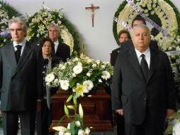 Familiares y amigos acudieron a la funeraria para despedir al historiador. NTX /