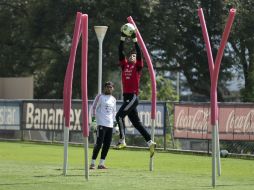 Los arqueros del Tri se enfocaron en el juego aéreo durante el entrenamiento. MEXSPORT /
