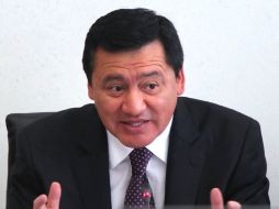 Osorio Chong indica que no puede haber acuerdos que trastoquen la reforma ya que no se puede lastimar la norma constitucional. ARCHIVO /