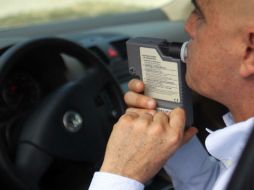 De lograr convencer al automovilista de someterse al examen de alcoholimetría, se le aplicará la sanción que arroje el resultado. ARCHIVO /