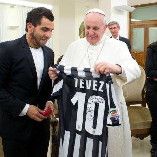 Tévez regala playera autografiada al Papa