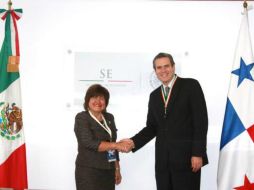 La Viceministra de Comercio Exterior de Panamá, Diana Salazar y el Subsecretario de Comercio Exterior.@derosenzweig ESPECIAL /