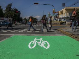 En el asfalto del carril derecho de Javier Mina están recién pintadas advertencias en colores blanco y verde. ARCHIVO /