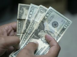 La moneda mexicana sigue perdiendo terreno frente al dólar. ARCHIVO /