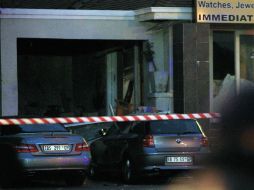La policía acordona la zona donde ocurrió la explosión que además dejó tres heridos. AP /