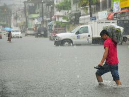 Se registran fuertes lluvias con rachas de viento de más de 100 kilómetros por hora. EFE /