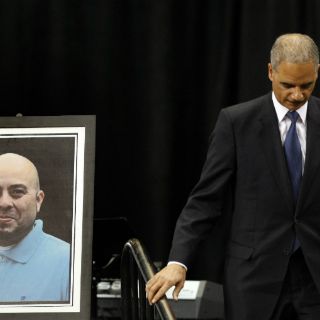 Holder promete justicia por muerte en aeropuerto de Los Ángeles