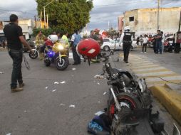 Debido al impacto la moto quedo despedazada.  /