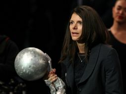 Hamm recibe su reconocimiento durante su investidura al Salón de la Fama del Fútbol en la ciudad de Pachuca. EFE /