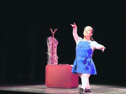 La obra relata la historia de Mónica, una niña que quería ser bailarina. ESPECIAL /
