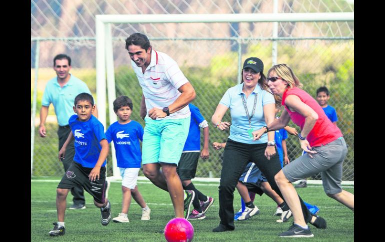 El Tiburón Ramírez conduce el esférico, acompañado de Chistin EL INFORMADOR /