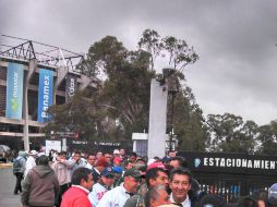 Los aficionados se encuentran listos para presenciar el duelo del Tri.  /