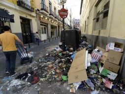 Basura acumulada  en calles de la ciudad debido a la huelga, que lleva ya nueve días. AFP /