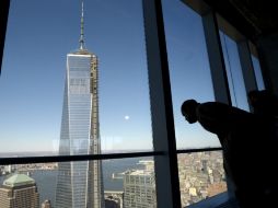 Un hombre observa el One World Trade Center (también llamado Freedom Tower) durante la inauguración del edificio del 4 WTC. EFE /