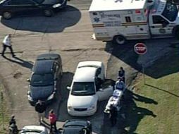 Un joven es trasladado a una ambulancia tras recibir impactos de bala. AP /