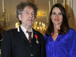 Bob Dylan junto a la ministra de Cultura y Comunicación francesa, Aurelie Filippetti (d) tras recibir la Legión de Honor. EFE /