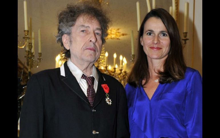 Bob Dylan junto a la ministra de Cultura y Comunicación francesa, Aurelie Filippetti (d) tras recibir la Legión de Honor. EFE /