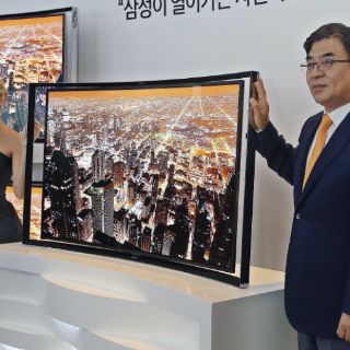 Llega primera pantalla curva a México