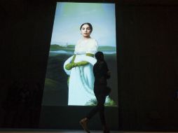 Un visitante camina junto a un retrato de la cantante estadounidense Lady Gaga titulado ''Retratos Gaga''. EFE /