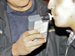 El automovilista al que se le detectaron niveles de alcohol que rebasan la norma, tendrá que acreditar que no puede pagar la multa. ARCHIVO /