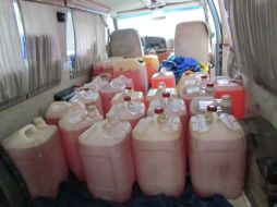 En la finca se encontraron 56 bidones con alrededor de mil litros almacenados.  /